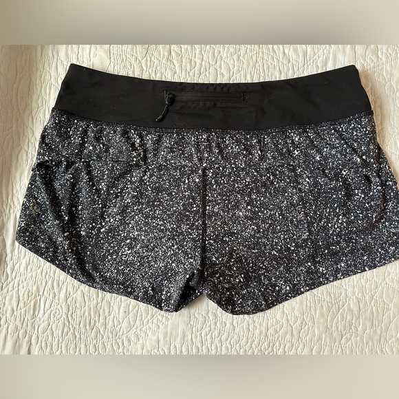 LULULEMON RUN TIMES SHORTS | MINI SPLATTER BLACK WHITE | SIZE 8 - Picture 2 of 4